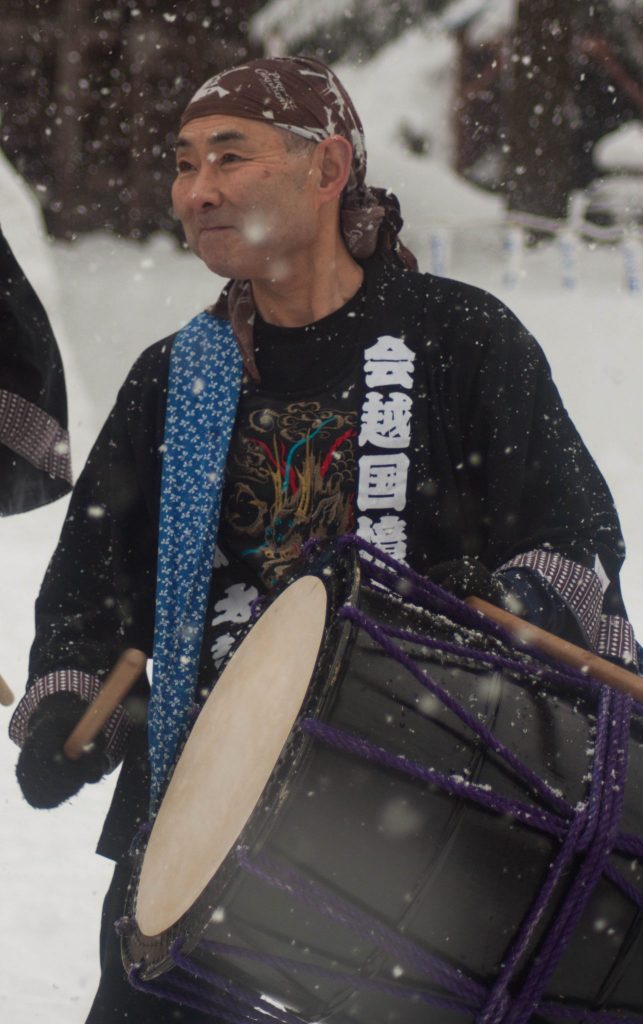 Wadaiko-Leistung im Schnee