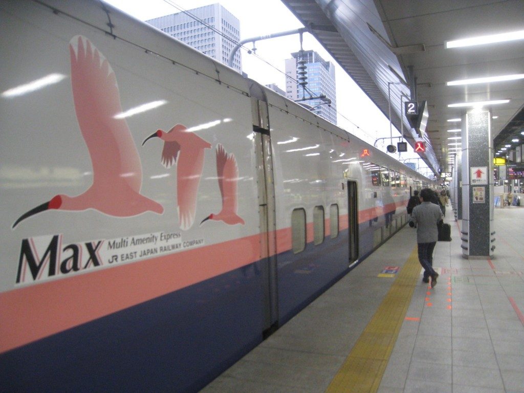Einsteigen in den Shinkansen nach Yamakoshi, Niigata, Japan