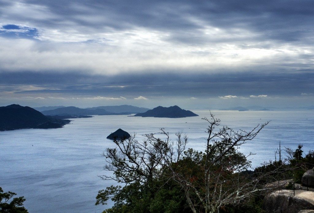 Panoramablick auf die Insel Miyajima und ihre Umgebung vom Berg Misen aus.
