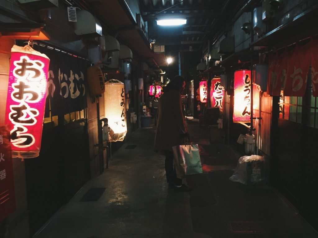  Rote Laternen beleuchten die Schiebetüren, die zu den Oden-Läden in Shizuoka Japan führen