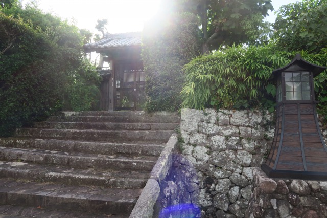 Ein Spaziergang in den authentischen Samurai-Vierteln ist am besten in einem Kimono möglich, Kitsuki, Oita, Japan