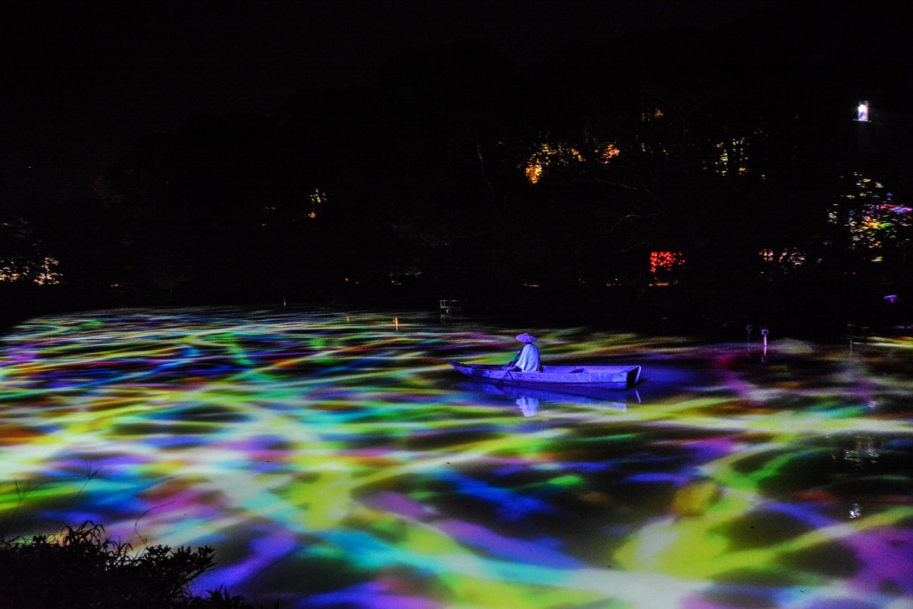Die künstlerische Lichtinstallation von Teamlab im Mifuneyama Rakuen in Saga