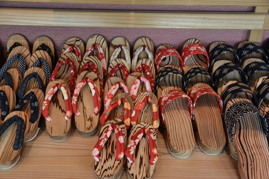 Verschiedene Varianten von Geta, traditionellen japanischen Holzsandalen.