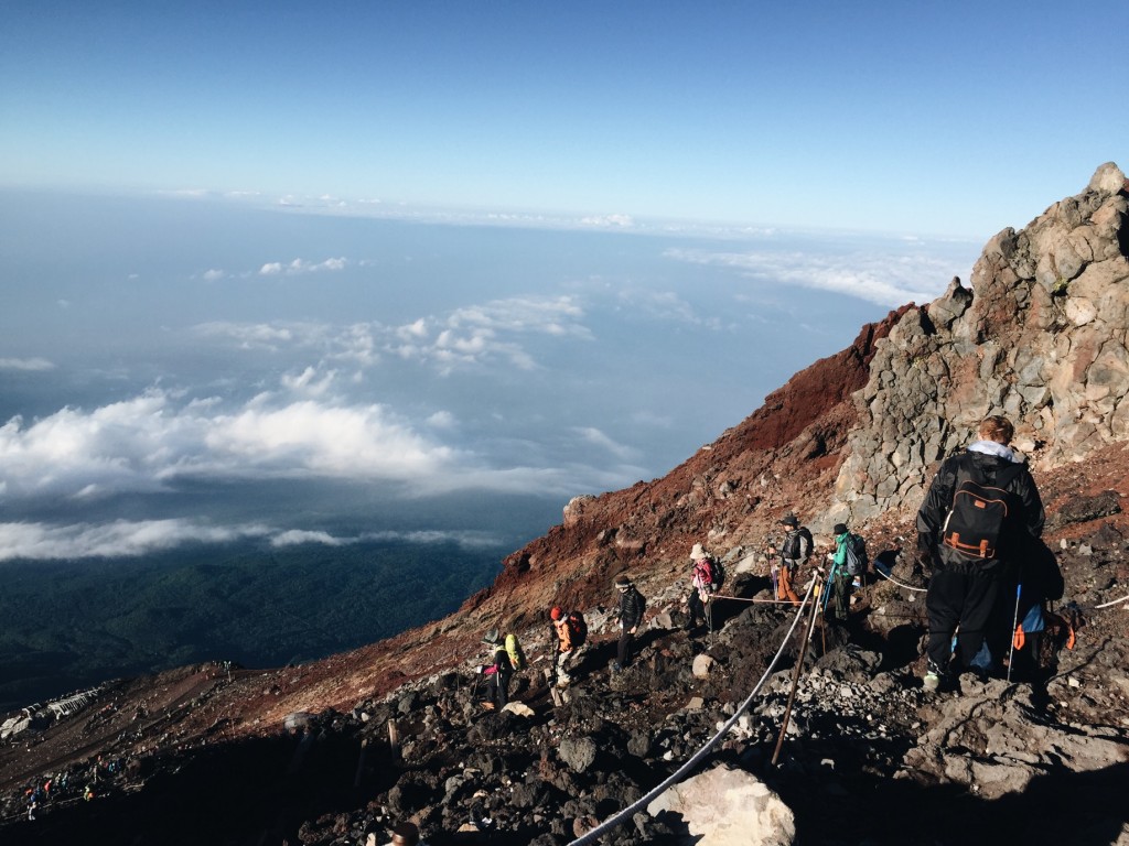 Menschen besteigen den Mt Fuji in Japan