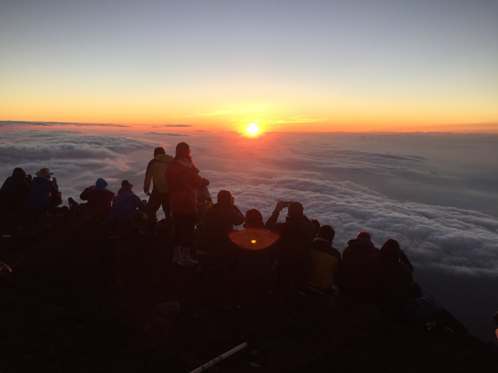 Einen Sonnenaufgang von der Spitze des Berges Fuji in Japan betrachten