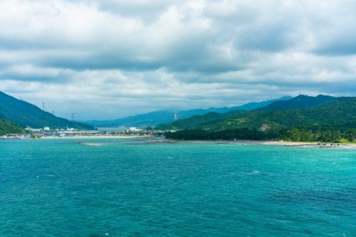Ein atemberaubender Strand in der Nähe von Kyoto in der Stadt Takahama, Präfektur Fukui, Japan.