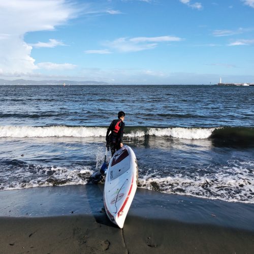 Eine Stand Up Paddle Board- Stunde in Enoshima, Japan.