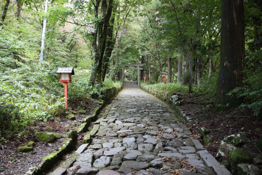 Ein gepflasterter Weg in Japan.