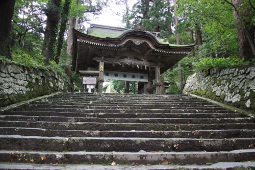 Die Treppen zum Ogamiyama-Schrein.