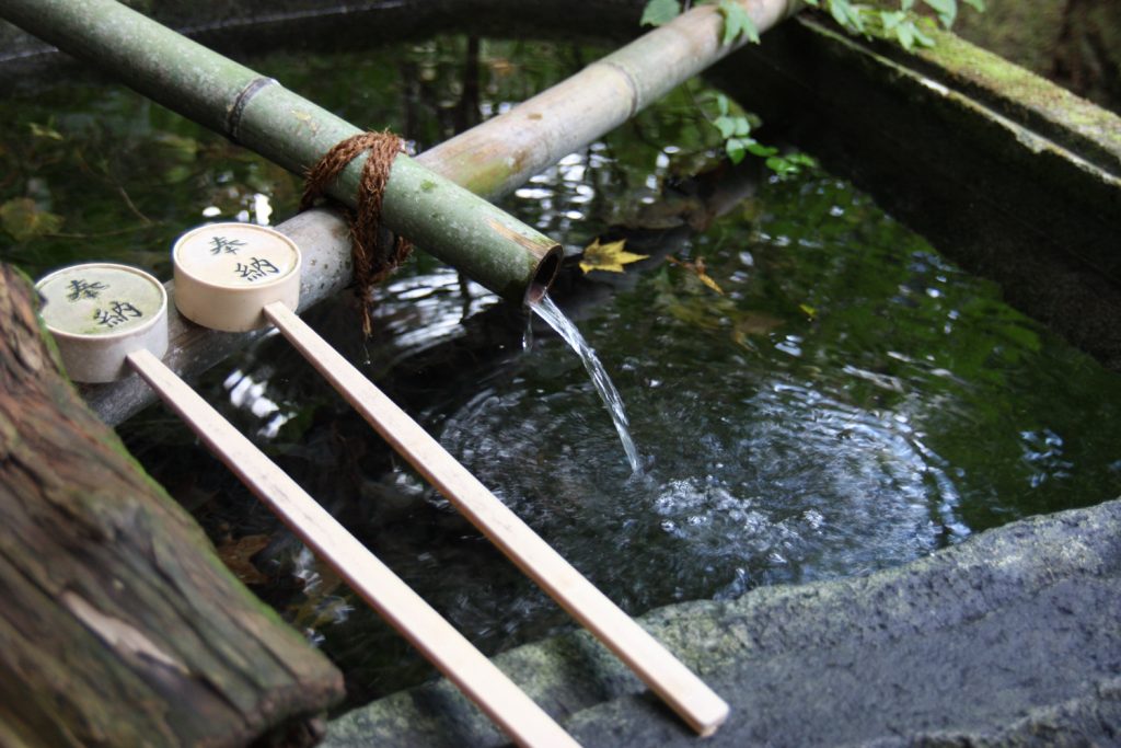 Ein Wasserbecken zum Reinigen an einem japanischen Schrein.