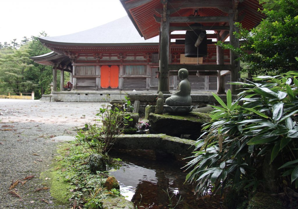Seitenansicht vom Tempel Daisenji.