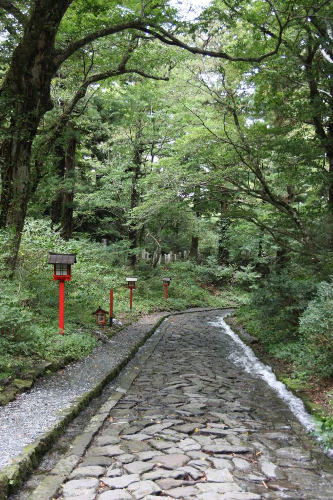 Der Weg zum Ogamiyama-Schrein auf dem Berg Daisen.