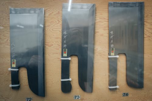 Handgemachte Messer in der Schmiede von Mizuno Tanrenjo, Sakai, Osaka, Region Kinki, Japan.