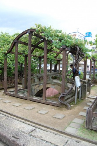 Puente de piedra en el jardín de Dejima, isla de Nagasaki.