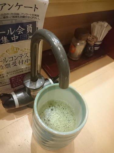 Agua caliente en un restaurante 'kaitenzushi'