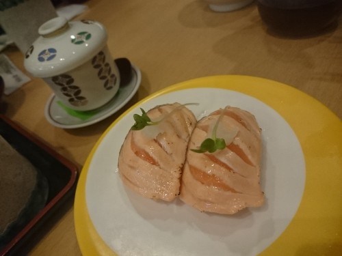 Salmón asado en un restaurante kaitenzushi.
