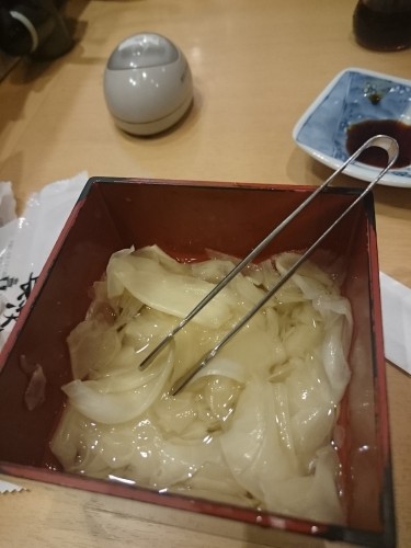 Jengibre en un restaurante kaitenzushi.