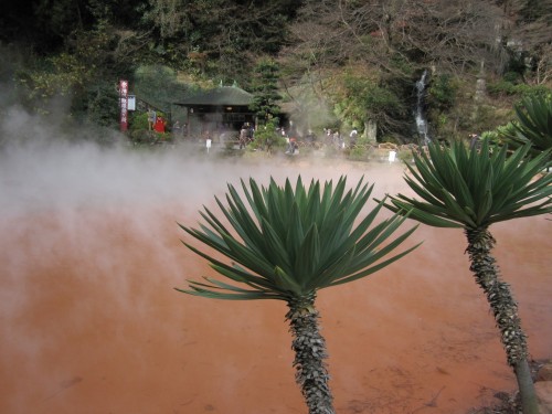Chinoike Jigoku; estanque rojizo en Beppu (Japón).
