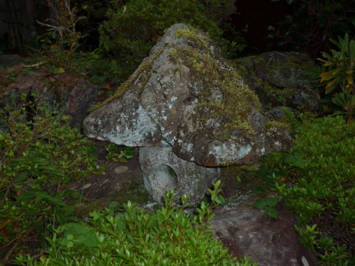 La lámpara de piedra en los jardines del Iseya es una antiguedad de la época Edo en Japón.