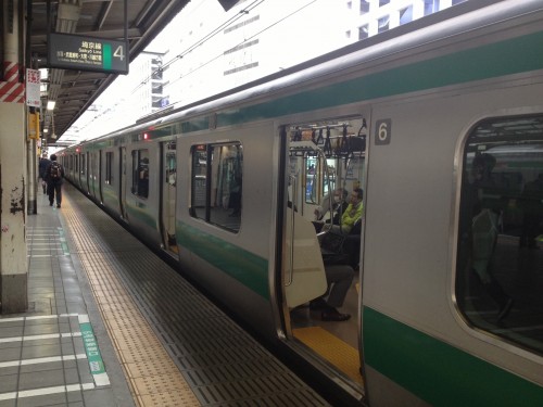 Vagón de un tren JR de Tokio, Japón.