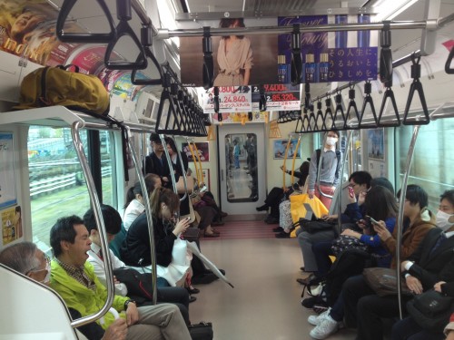 Interior de un tren en Tokio, Japón.