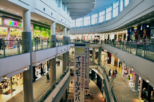 Interior del centro comercial Aeon Mall, en las afueras de Hiroshima