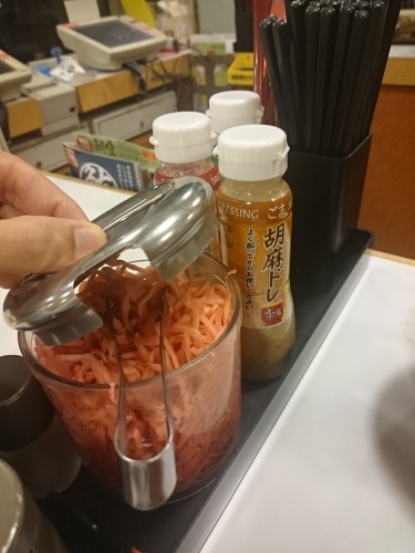 Aderezo para añadir a un plato de gyudon en un restaurante de Japón