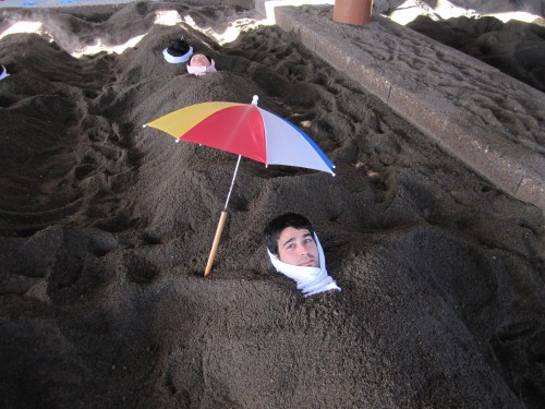 Darío enterrado en arena volcánica negra en Ibusuki (Japón)