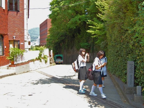 Colegialas paseando por la Cuesta de los Holandeses de Nagasaki (Japón)