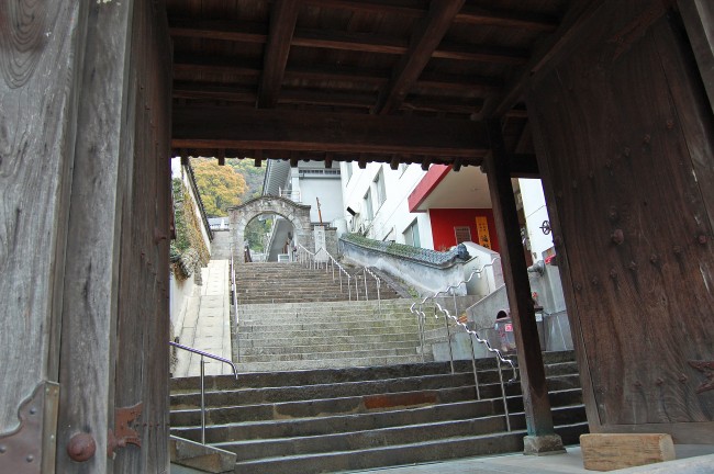 Escaleras de entrada al templo Enmeiji de Nagasaki