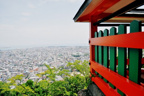 Sobre Hayatama y desde el exterior del santuario de Kamikura se puede apreciar una vista panorámica espectacular de Shingu y del Océano Pacífico.