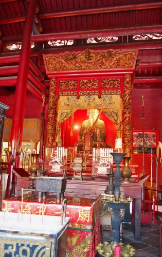 Estatua de Confucio en el Templo Confucionista de Nagasaki
