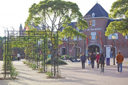 Entrada al parque temático de estilo holandés Huis Ten Bosch