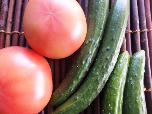 Verduras y pepinos para preparar comida vegetariana