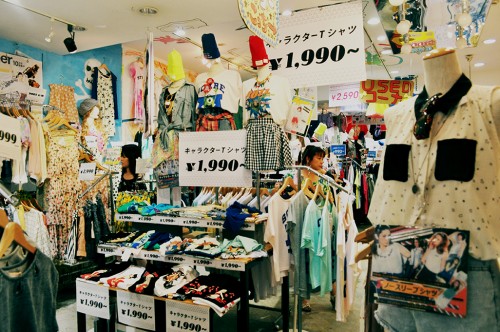 Tienda de ropa y complementos vintage en el centro de Hiroshima (Japón)