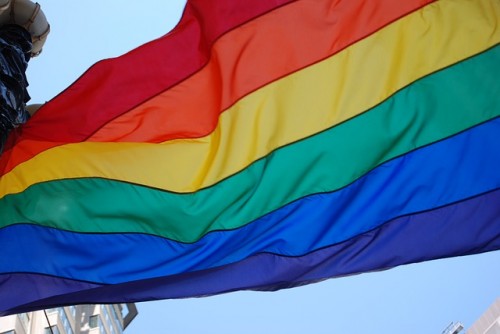 Bandera ondeante del orgullo gay