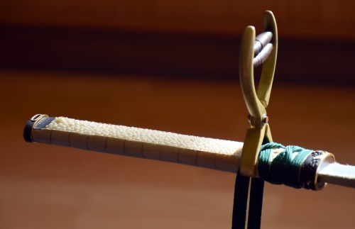 Empuñadura de una espada samurái en el museo Bizen Osafune.