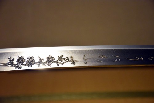 Detalle del grabado de una espada en el museo Bizen Osafune.