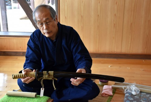 El maestro artesano mostrando la funda de espada samurái en Bizen Osafune.