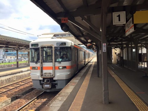 Tren Nagiso de la línea JR para viajar por Japón.
