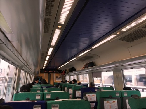 Interior de un tren JR en Japón.