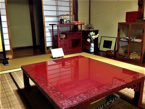 Mesa de madera lacada en rojo en el taller Kosugi Shikki de Murakami.
