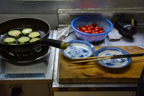 Cocinando verduras en Japón.