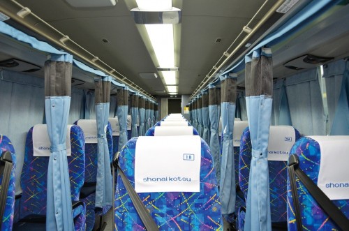 Interior de un autobús Shonaikotsu.