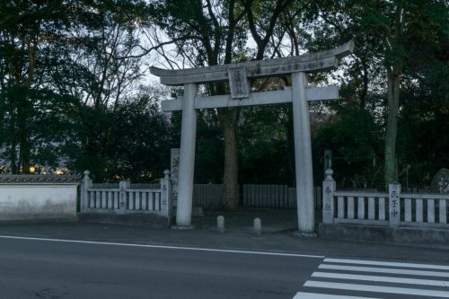 Arco torii de entrada al santuario Ukishima de To-on.