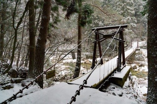 Puente nevado en el Cañón de Kakizore, Nagiso.
