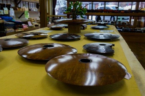 Pieda de madera en la tienda de artesanía en madera Rokuro Zaiku no Yamaichi.