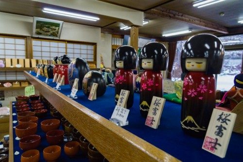 Muñecas de madera en Rokuro Zaiku no Yamaichi.