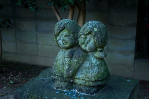 Estatua de dos mujeres en el santuario Tokuimishimagu de To-on.