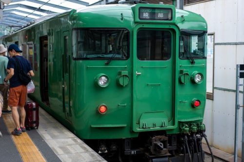 Un tren de aspecto clásico en la línea Maizuru